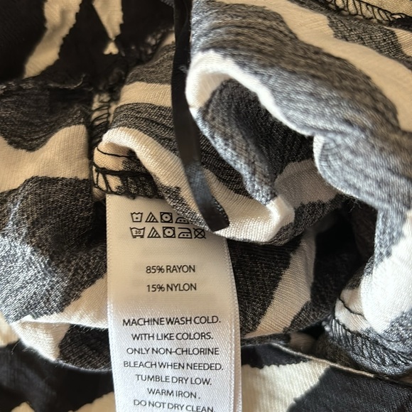 Sincerely Jules wide leg zebra print pants. - Picture 7 of 7